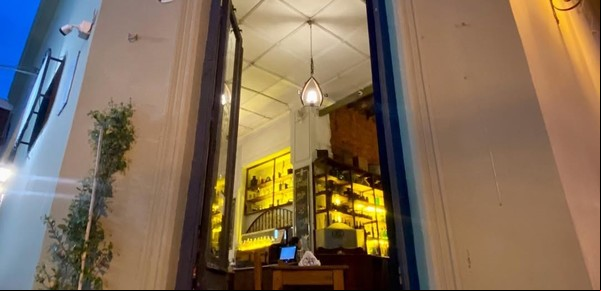 En San Antonio de Areco, este bar histórico se destaca por su gastronomía de bar, parrilla y una exhibición de piezas de museo