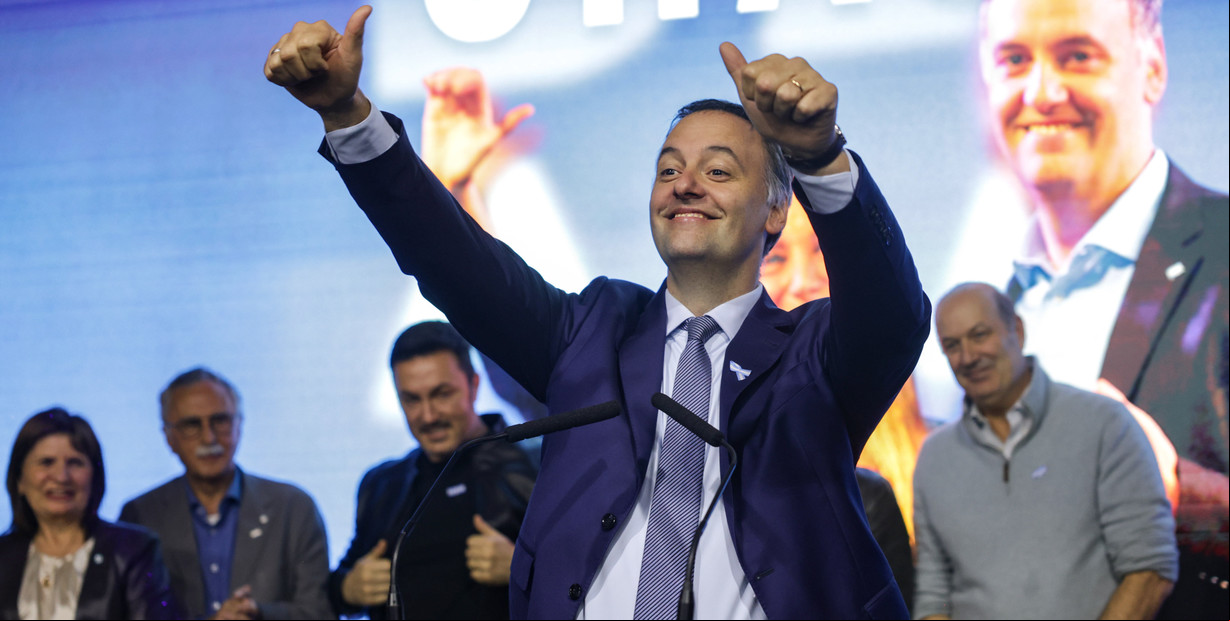Sorpresa: Adorni ganó cómodo entre los extranjeros y le sacó más de 12 puntos a Santoro