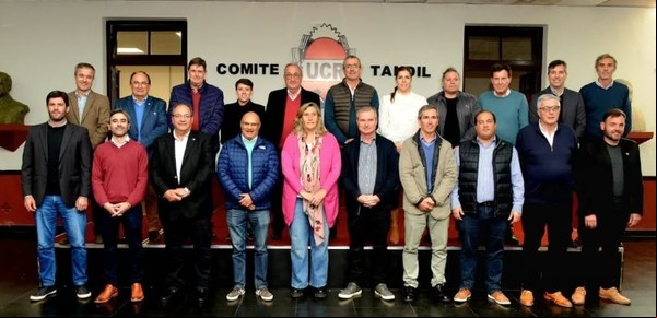 La mayoría de los 27 intendentes radicales de la Provincia busca un acuerdo con el macrismo pero sin los libertarios