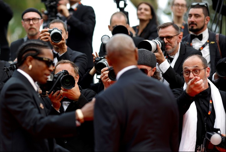 El actor, cara a cara con el fotógrafo. Foto: EFE