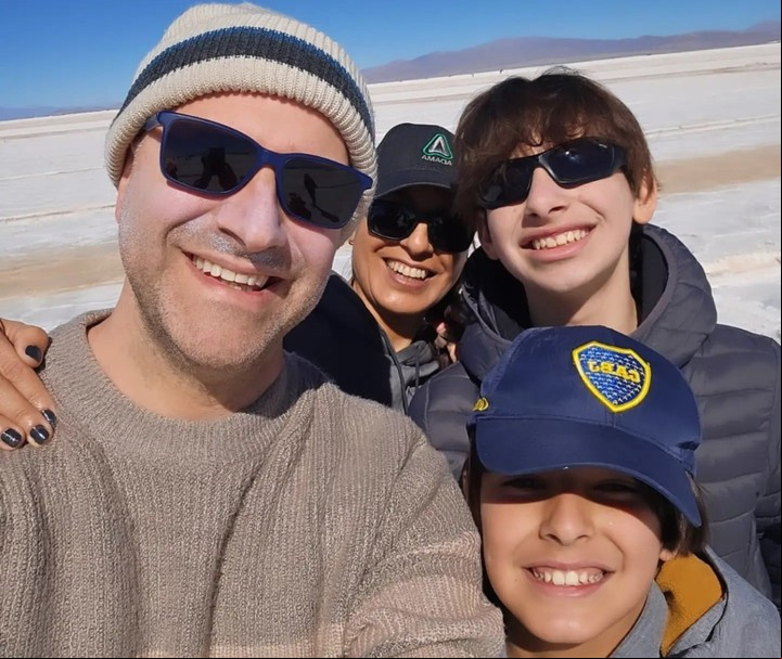 Adrian, Laura, Ivo y Ian Seltzer, la familia que apareció muerta en Villa Crespo e investigan un crimen.