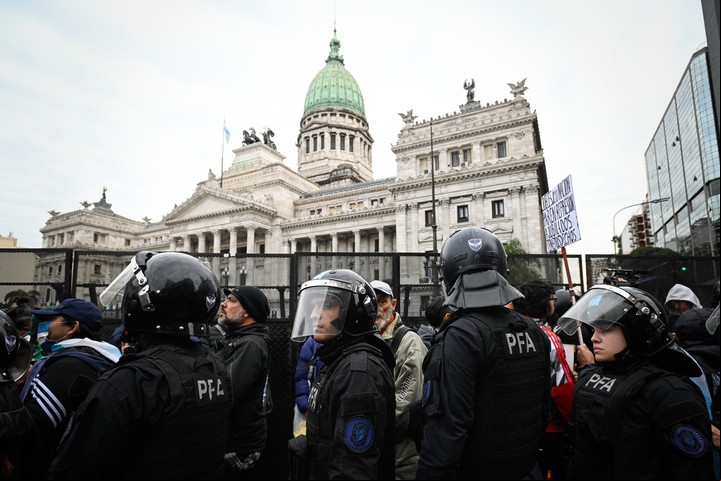 Numeroso operativo de seguridad frente al Congreso. Foto: Mariana Nedelcu.