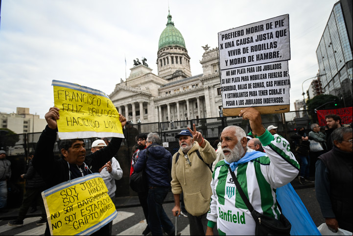 Jubilados le reclaman al Gobierno frente al Congreso. Foto: Mariana Nedelcu.