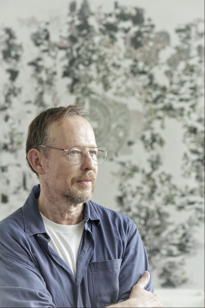 Kuitca hoy, a los 64 años. Su primera exposición la hizo siendo un teenager. Foto: Ariel Grinberg