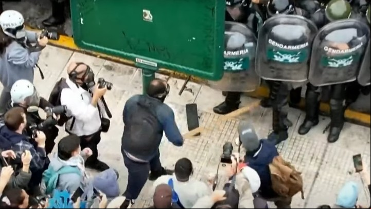 Incidentes frente al Congreso entre militantes y las fuerzas de seguridad este miércoles 21 de mayo.