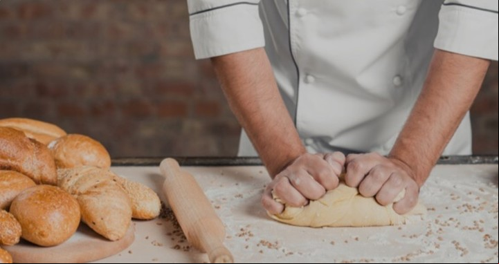 Una jueza española condenó al propietario de una panadería al considerar acreditados daños morales contra el demandante (Facebook).