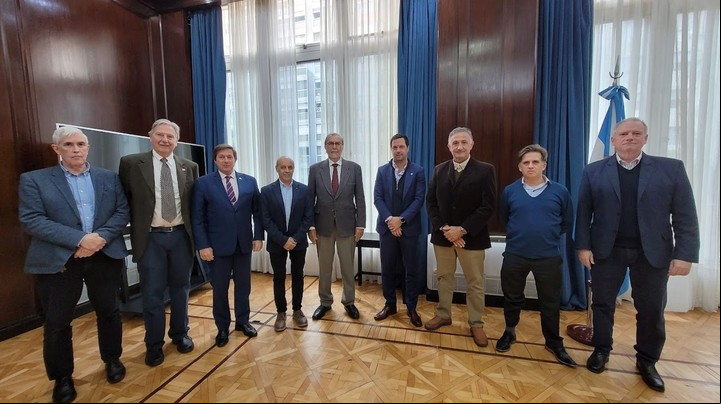 Reunión entre funcionarios y representantes de supermercados, mayoristas y almacenes. Foto: Cadam