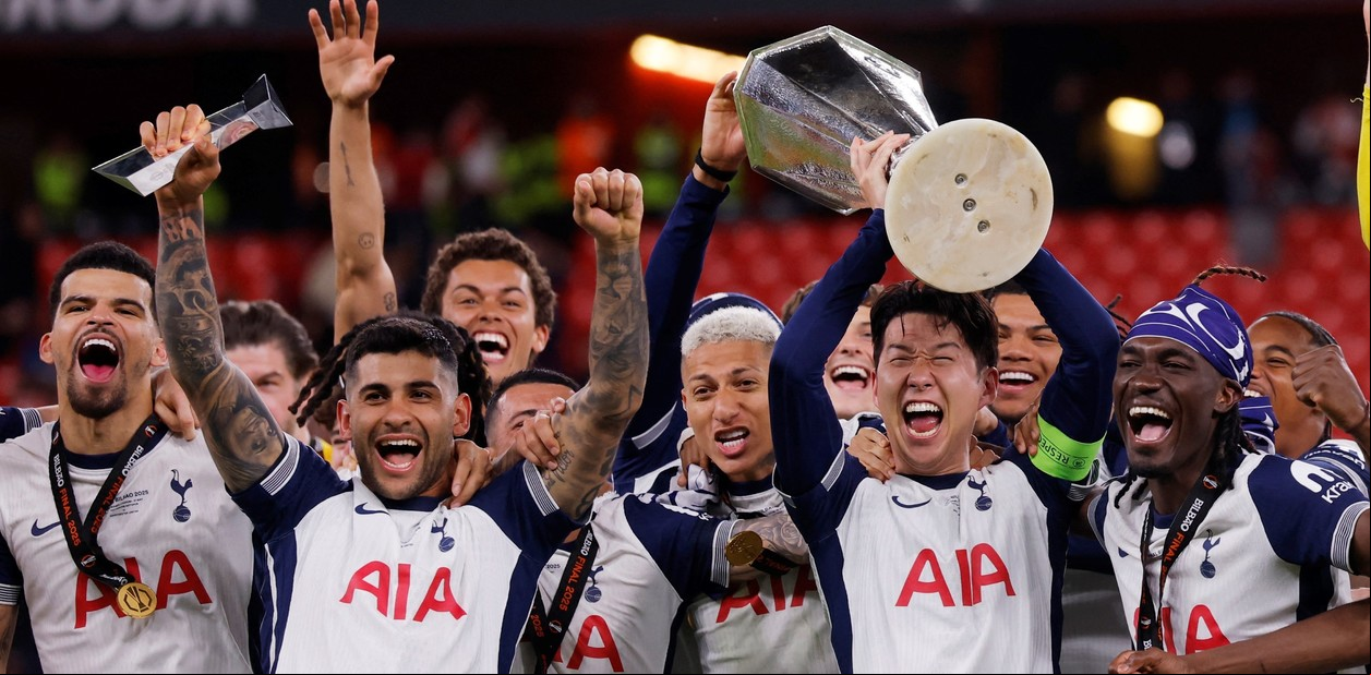 Cuti Romero, histórico y campeón: Tottenham venció al Manchester United y salvó la temporada con la Europa League