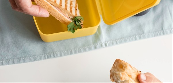 ¿Cómo sacar el olor a comida de un tupper?
