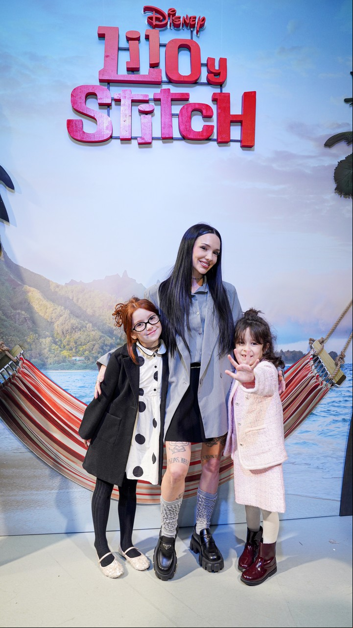 La Joaqui con sus hijas Shaina y Eva. Foto: Gentileza Disney