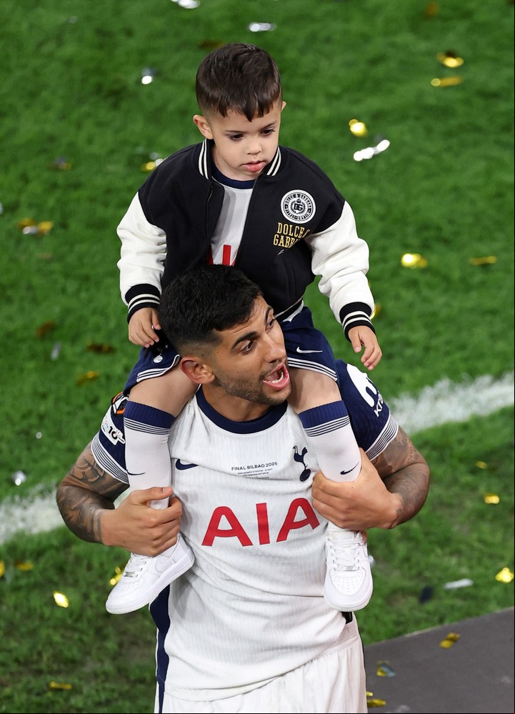 Cuti con su hijo Valentino en andas. Foto: Reuters
