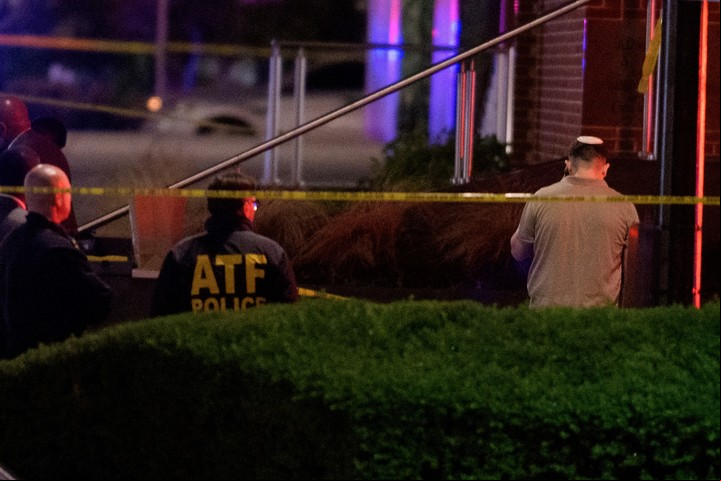 Forenses de la policía examinan la zona del tiroteo. Foto: AP