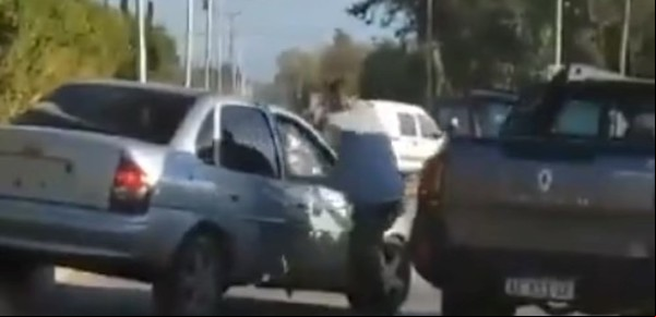 Dos conductores protagonizaron una salvaje pelea en el medio de la calle en Merlo delante de un niño