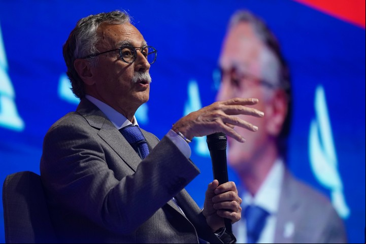 El ministro Mario Lugones durante su participación en la AmCham Summit. Foto: Juano Tesone
