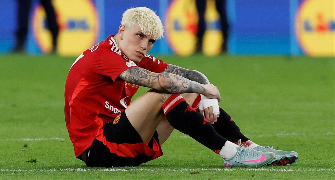 Sigue la guerra entre Garnacho y el DT del Manchester United: el argentino estalló por ir al banco en la final y el portugués le tiró con todo