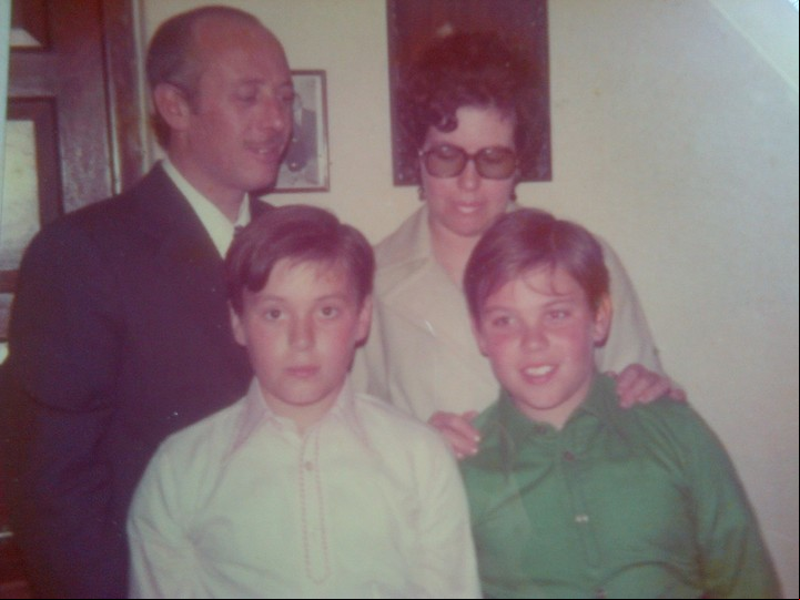 Juan Pablo De Luca (abajo, izq.), con sus padres, en imagen familiar poco antes del fallecimiento.
