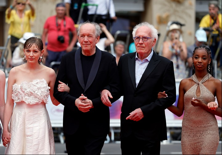 Elsa Houben, Luc y Jean-Pierre Dardenne, y Lucie Laruelle en la première de "Jeunes Meres". Foto EFE