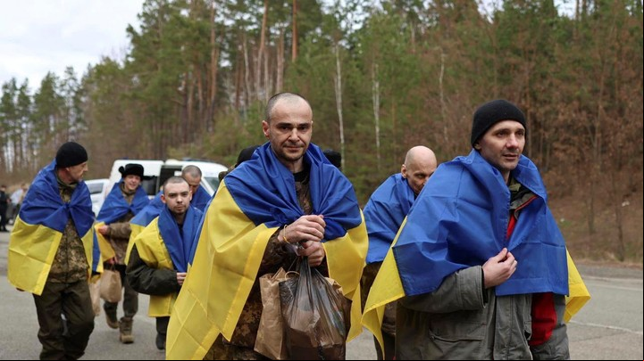 Prisioneros de guerra ucranianos son devuletos a Kiev en marzo. Foto: EFE