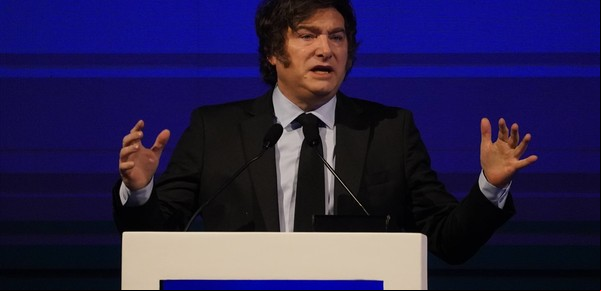 El Gobierno abandona una meta con el FMI para evitar presiones al dólar y tener que emitir