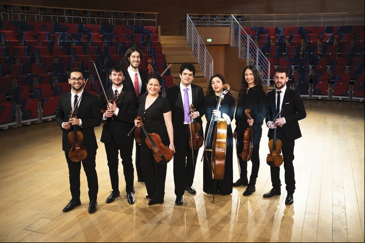 Michael Barenboim junto a la orquesta West-Eastern Divan Ensemble, con quien tocará el 2 de junio, en el Colón. Foto: Prensa