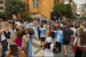 Donde hay argentinos siempre hay banderazo y la glamorosa Montecarlo no fue la excepción: “¡Qué de la mano de Colapinto, todos la vuelta vamos a dar!”
