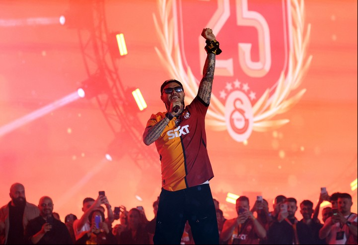 En pleno festejo, Mauro Icardi animó a los hinchas del Galatasaray y se llevó una ovación. REUTERS/Dilara Senkaya.