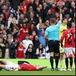 Dibu Martínez vio la primera tarjeta roja de su vida y Aston Villa perdió con polémica ante Manchester United y se quedó sin lugar en la próxima Champions League