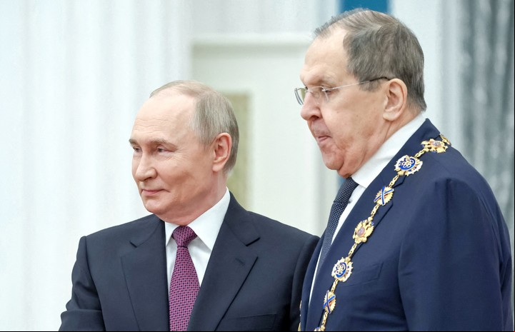 El presidente ruso, Vladímir Putin, condecora al ministro de Exteriores, Serguéi Lavrov, con la Orden de San Andrés Apóstol Primer Llamado durante una ceremonia de entrega de las más altas condecoraciones estatales en la Sala de Catalina del Palacio del Senado del Kremlin en Moscú, Rusia, 22 de mayo de 2025. Sputnik/Alexander Kazakov/Pool via REUTERS
