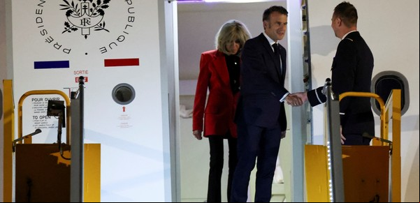 Brigitte Macron planta un cachetazo al presidente francés y el Eliseo le resta importancia: ¿"Peleíta", momento de complicidad o un golpe en la cara?