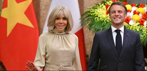Amor prohibido, rumores dañinos y una bofetada: el romance "a prueba de balas" de Brigitte y Emmanuel Macron