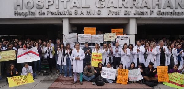 Denuncian una "fuga" de profesionales en el Hospital Garrahan y el peligro de perder muchos especialistas