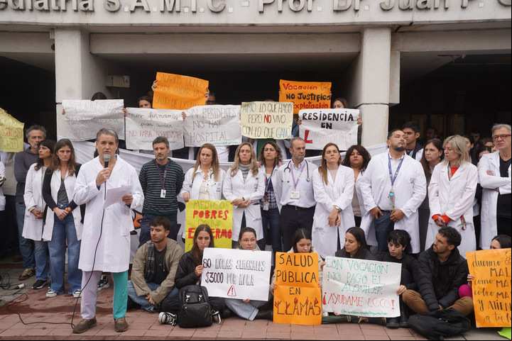 Médicos de planta y residentes se unieron para hablar de un conflicto que se profundiza en el sistema hospitalario: la fuga de profesionales.
Foto: Guillermo Rodríguez Adami.