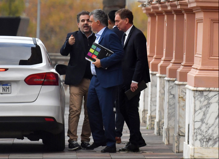 Ritondo, Santilli y Sebastián Pareja, en la puerta de la Casa Rosada. Foto: Enrique García Medina.