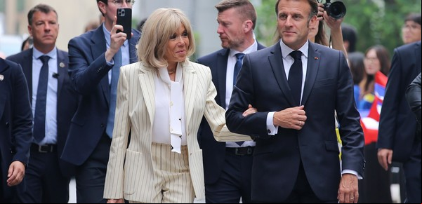 Tras la "bofetada", sonrientes y como si nada, Emmanuel y Brigitte Macron pasearon por Vietnam y partieron a Indonesia