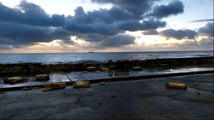 Hoy en Mar del Plata, después de las marejadas, lluvia débil con cielo cubierto y con temperaturas en torno a los 12°C. Foto: Diego Izquierdo