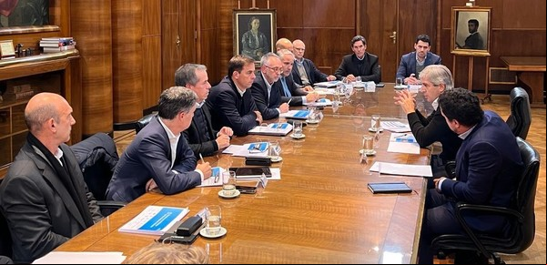 Falto de dólares, Caputo pidió a las automotrices que vendan en esa moneda