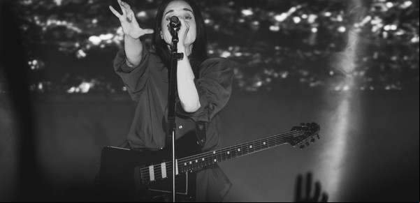 Kim Gordon y St. Vincent: la Corrientes Alterna de dos muñecas bravas de la música independiente que desafía a Trump