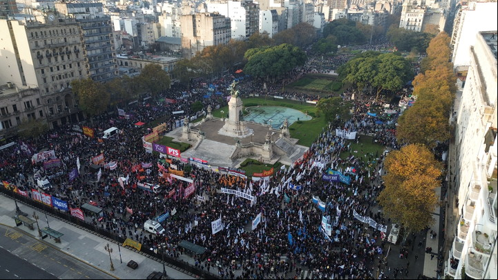 Columnas de distintos sectores se movilizan contra el Gobierno de Milei este miércoles. Foto: Francisco Loureiro