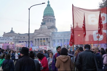 Una multitud marchó al Congreso por los jubilados, el Garrahan y "Ni una menos" 